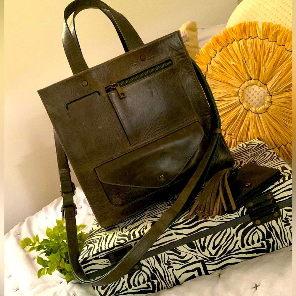 TOMMY BAHAMA CONVERTIBLE TOTE/BACKPACK GENUINE LEATHER WOMENS BAG WALLET TASSEL